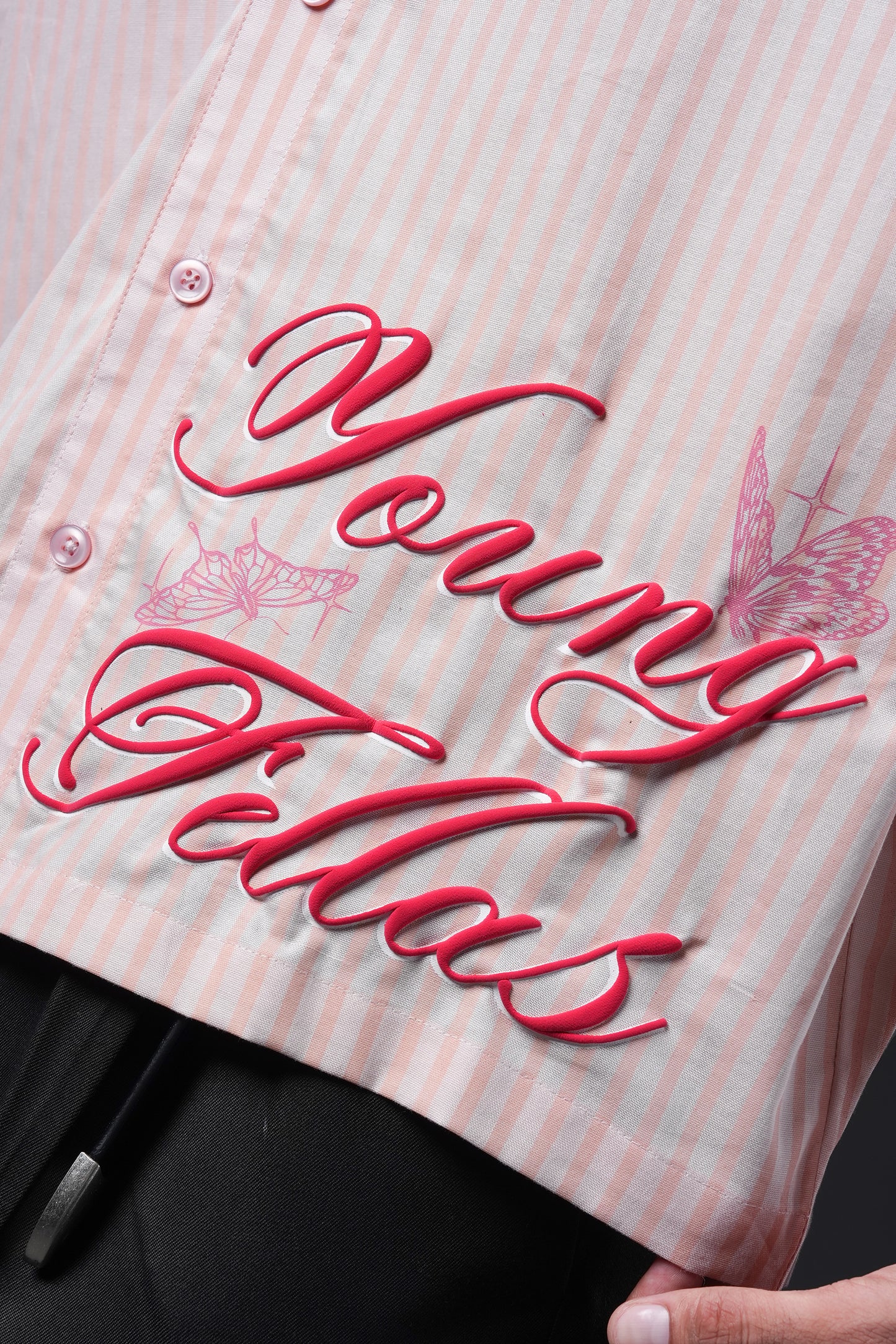 PRETTY LITTLE KILLER - Boxy Fit Shirt