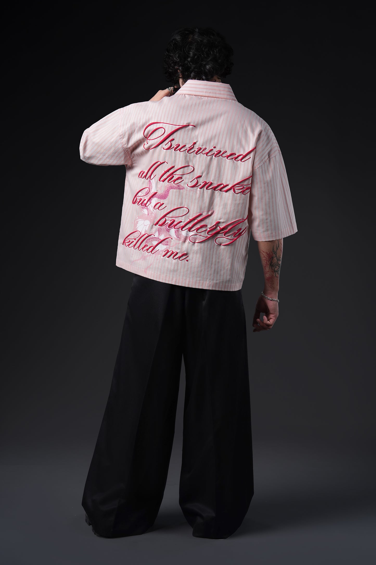 PRETTY LITTLE KILLER - Boxy Fit Shirt